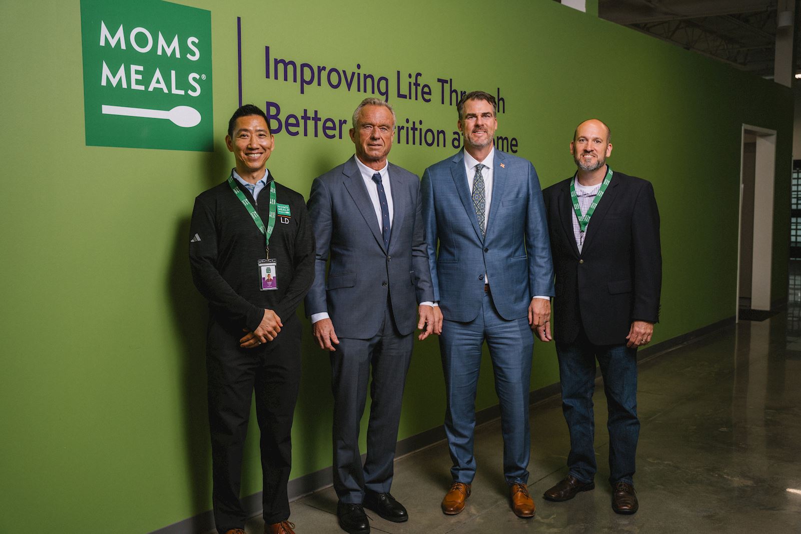 US Secretary of HHS and Oklahoma governor tour Mom’s Meals® facility