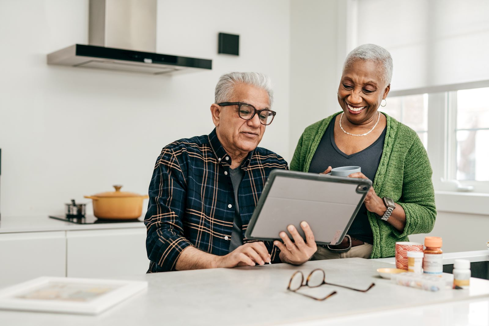 A couple reviewing Mom's Meal meal options on a tablet